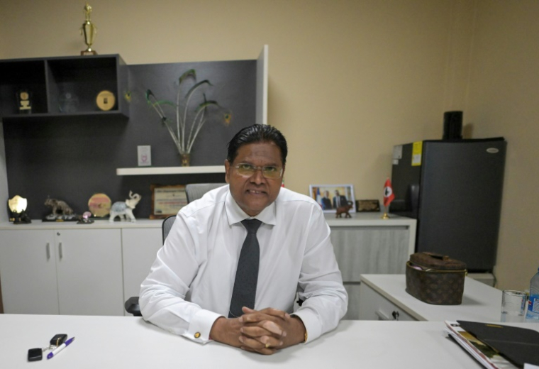 Le président Chan Santokhi lors d'un entretien avec l'AFP, le 22 mai 2025 à Paramaribo, au Suriname ( AFP / Juan BARRETO )