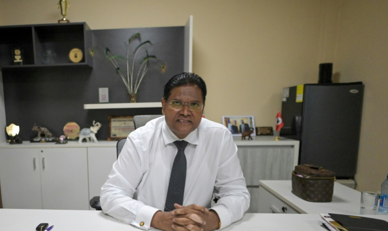 Le président Chan Santokhi lors d'un entretien avec l'AFP, le 22 mai 2025 à Paramaribo, au Suriname ( AFP / Juan BARRETO )
