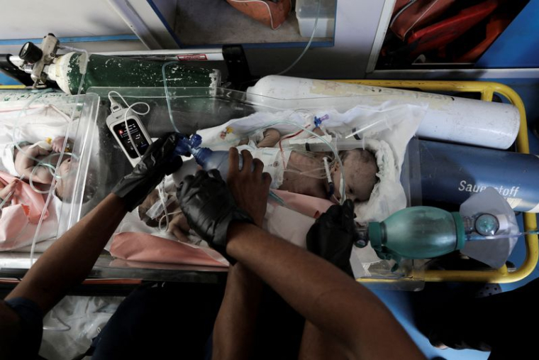 Des bébés palestiniens prématurés sont évacués de l'hôpital Al-Aqsa à la suite d'ordres d'évacuation israéliens.