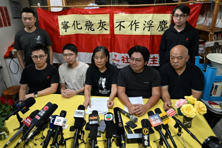 Des membres de la Ligue des Sociaux-Démocrates (LSD), qui était l'un des derniers partis d'opposition encore actifs à Hong Kong, lors d'une conférence de presse, le 29 juin 2025 à Hong kong ( AFP / Peter PARKS )