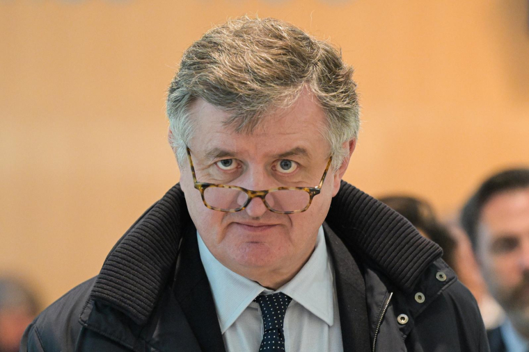 Le PDG des Aéroports de Paris (ADP) Augustin de Romanet à l'arrivée à son procès le 25 novembre 2024 ( AFP / Bertrand GUAY )