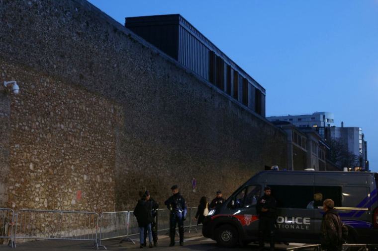 Des policiers devant la prison de la Santé avant l'arrivée de l'ancien président Nicolas Sarkozy, où il purgera une peine de cinq ans de prison après avoir été reconnu coupable dans le procès libyen, le 21 octobre 2025 à Paris ( AFP / ALAIN JOCARD )