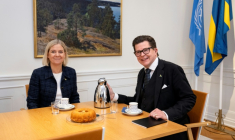 Le chef du Parlement suédois Andreas Norlén  (à droite) reçoit la cheffe des sociaux-démocrates Magdalena Andersson, à Stockholm, le 18 septembre 2026 ( TT NEWS AGENCY / Christine Olsson/TT )