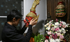 L'astrologue birman en exil Linn Nhyo Taryar, le 7 décembre 2025 à Bangkok  ( AFP / Lillian SUWANRUMPHA )