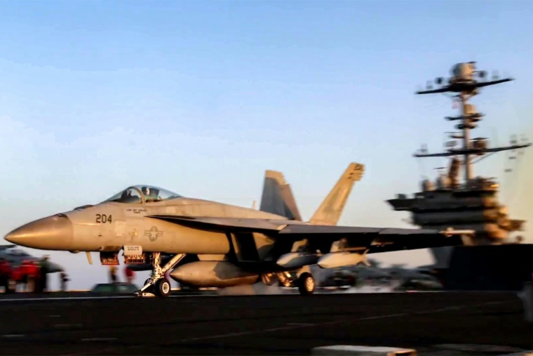 Cette capture tirée d'images partagées par le Commandement militaire américain au Moyen-Orient (Centcom) le 15 mars 2025 montre un avion de combat américain F/A-18 Super Hornet décollant du porte-avions USS Harry S. Truman en mer Rouge ( DVIDS / - )