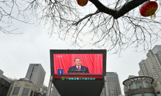 Un écran montre le Premier ministre chinois Li Qiang lors de l'ouverture du grand événement annuel des Deux sessions à Pékin, en Chine, le 5 mars 2026 ( AFP / ADEK BERRY )