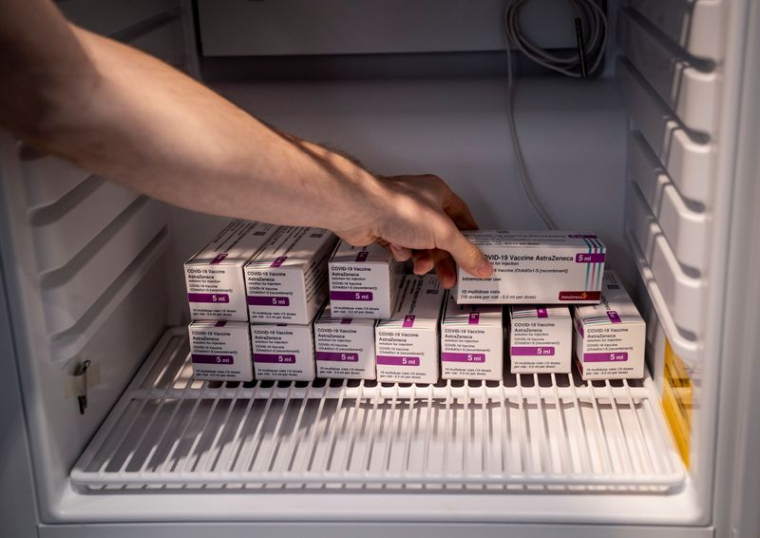 LE DANEMARK VA ARRÊTER DÉFINITIVEMENT LE VACCIN ASTRAZENECA, RAPPORTE LA CHAÎNE TV2