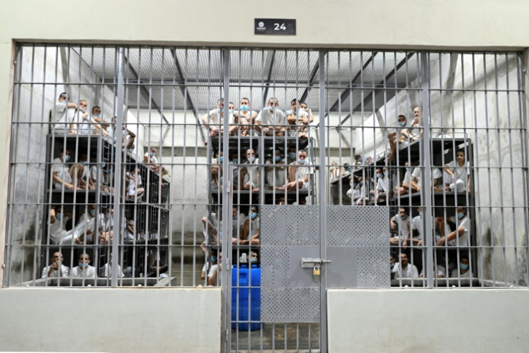 Des détenus au Centre d'Internement pour le Terrorisme (CECOT) lors d'une visite organisée par la Présidence du Salvador à Tecoluca, au Salvador, le 4 avril 2025. ( AFP / MARVIN RECINOS )