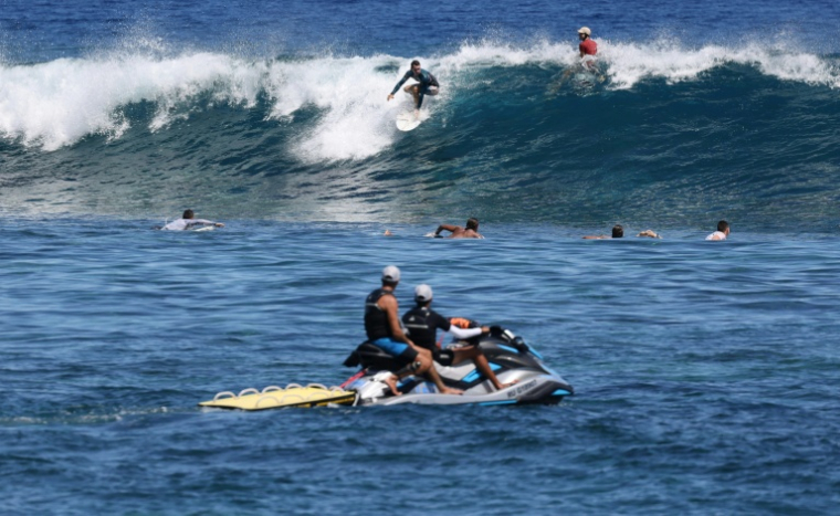 Des membres de la patrouille nautique surveillent les surfeurs à Saint-Leu, à La Réunion, le 26 mars 2021 ( AFP / Richard BOUHET )