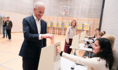 Le Premier ministre travailliste Jonas Gahr Støre vote lors des législatives, le 8 septembre 2025 à Oslo, en Norvège ( NTB / Javad Parsa )