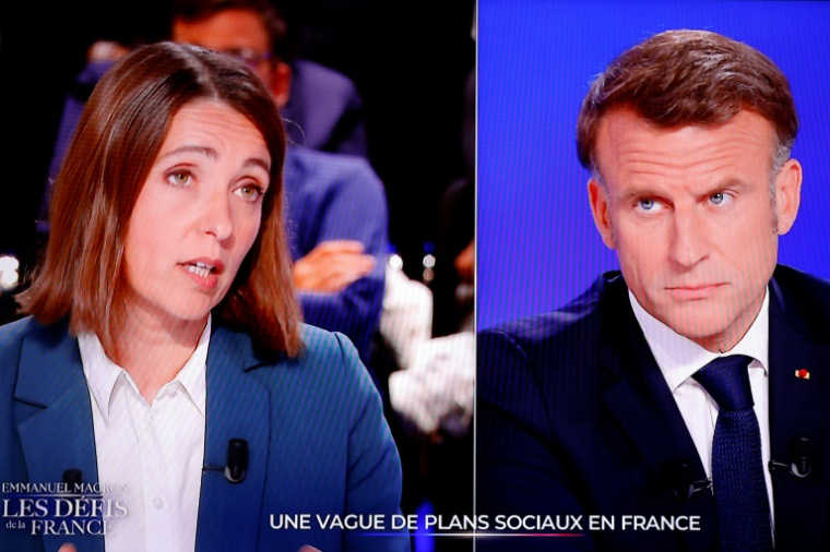 Le Président de la République Emmanuel Macron (D) a été confronté à la secrétaire générale de la CGT Sophie Binet sur le plateau de TF1, à Saint-Denis le 13 mai 2025. ( AFP / Ludovic MARIN )