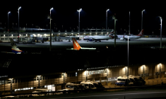 Un avion de la compagnie aérienne EasyJet parmi d'autres immobilisés à l'aéroport international de Munich, dans le sud de l'Allemagne, tôt le matin du 4 octobre 2025 ( AFP / Michaela STACHE )