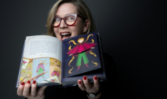 Miraphora Mina du studio MinaLima pose avec le nouvel album du "Petit Prince", le 2 avril 2026 à Paris  ( AFP / JOEL SAGET )