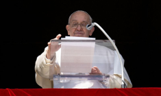 Le pape François dirige la prière de l'Angélus