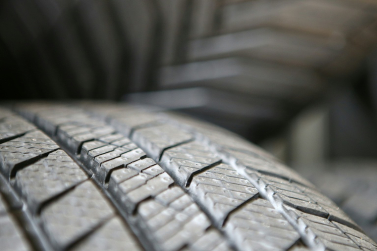 Depuis le 1er novembre, les véhicules circulant dans des communes montagneuses de 34 départements doivent être équipés de pneus hiver, de chaînes à neige ou de chaussettes à neige ( AFP / Pascal POCHARD-CASABIANCA )