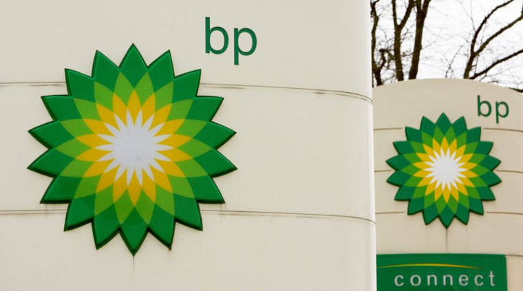 Des logos de British Petroleum (BP)