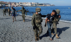 L'ESPAGNE CONTINUE LES EXPULSIONS À CEUTA, L'AFFLUX DE MIGRANTS RALENTIT