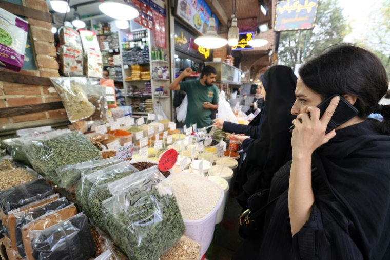 Des Iraniennes au Grand Bazar de Téhéran, le 27 septembre 2025 ( AFP / ATTA KENARE )