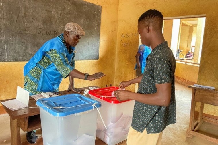 Un électeur vote à la présidentielle, le 28 décembre 2025 à Bangui, en Centrafrique ( AFP / Annela NIAMOLO )