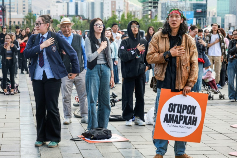 Des gens se rassemblent pour célébrer la démission du Premier ministre mongol Luvsannamsrain Oyun-Erdene, sur la place Sukhbaatar à Oulan-Bator, le 3 juin 2025 ( AFP / Byambasuren BYAMBA-OCHIR )