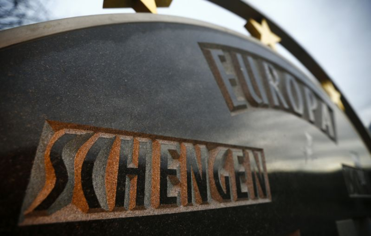 Une plaque portant les mentions Schengen et Europe