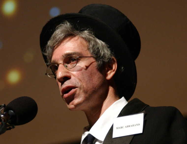 Marc Abrahams lors de la 15e édition des prix Ig Nobel, à l'université Harvard de Cambridge, dans le Massachusetts, le 6 octobre 2005 ( AFP / JOHN MOTTERN )