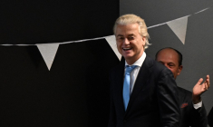 Le chef du Parti pour la liberté (PVV) Geert Wilders arrive à une réunion post-électorale à la Haye le 23 novembre 2023.  ( AFP / JOHN THYS )