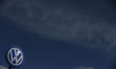 Le logo de Volkswagen au siège de la société à Wolfsburg