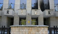 La façade de la Maison de la Russie à Prague endommagée après une attaque au cocktail Molotov, le 27 mars 2026 ( AFP / Michal Cizek )