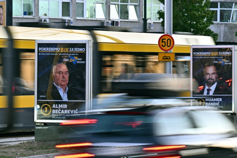 Des affiches électorales de divers partis et candidats bordent les rues de Sarajevo, le 30 septembre 2026, à quelques jours des élections générales ( AFP / ELVIS BARUKCIC )