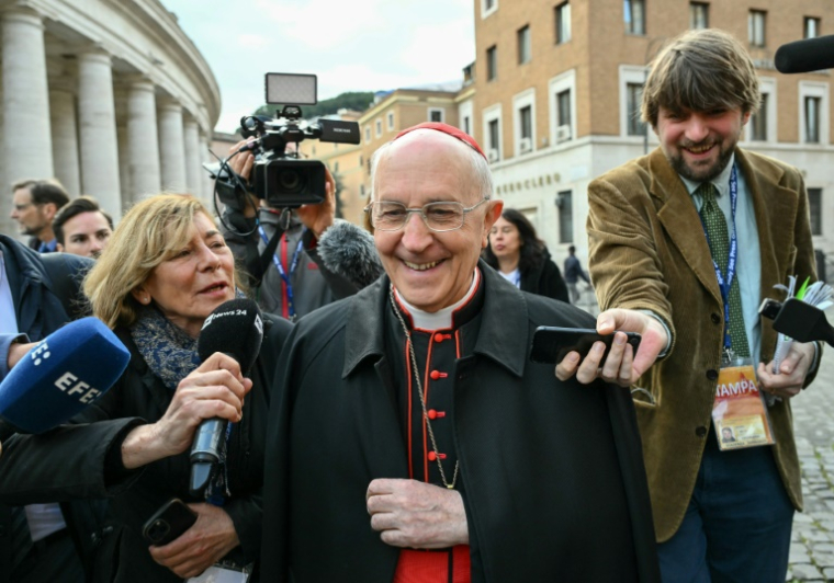 Le cardinal italien Fernando Filoni (au centre) arrive au Vatican pour la cinquième réunion préparaoire au conclave, le 28 avril 2025. ( AFP / Alberto PIZZOLI )