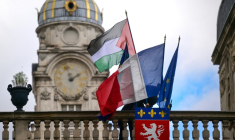 Le drapeau palestinien hissé au fronton de l'hôtel de ville de Lyon le 22 septembre 2025 ( AFP / OLIVIER CHASSIGNOLE )