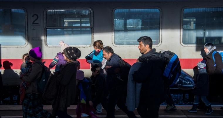 Des migrants arrivent à la gare Schoenefeld de Berlin, le 24 décembre 2015 ( AFP / John MACDOUGALL )