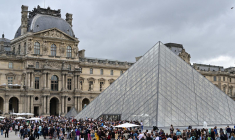 Les visiteurs font la queue pour entrer au Louvre, à Paris le 9 août 2023. ( AFP / MIGUEL MEDINA )