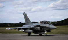 Un avion de combat français Rafale armé de quatre missiles air-air Mica s'apprête à décoller de la base polonaise de Minsk Mazowiecki le 27 septembre 2025 ( AFP / Thibaud MORITZ )