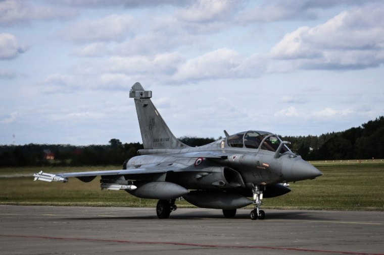 Un avion de combat français Rafale armé de quatre missiles air-air Mica s'apprête à décoller de la base polonaise de Minsk Mazowiecki le 27 septembre 2025 ( AFP / Thibaud MORITZ )