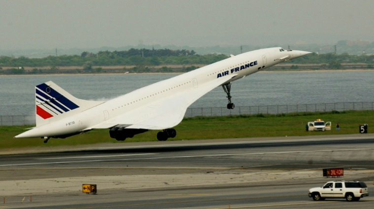 Le vol AF 001 du Concorde d'Air France à destination de Paris décolle, le 31 mai 2003, à l'aéroport Kennedy de New York pour le dernier vol commercial de l'avion franco-britannique ( AFP / STAN HONDA )