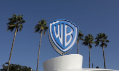 Le logo de Warner Bros lors du marché annuel des programmes de télévision MIPCOM à Cannes