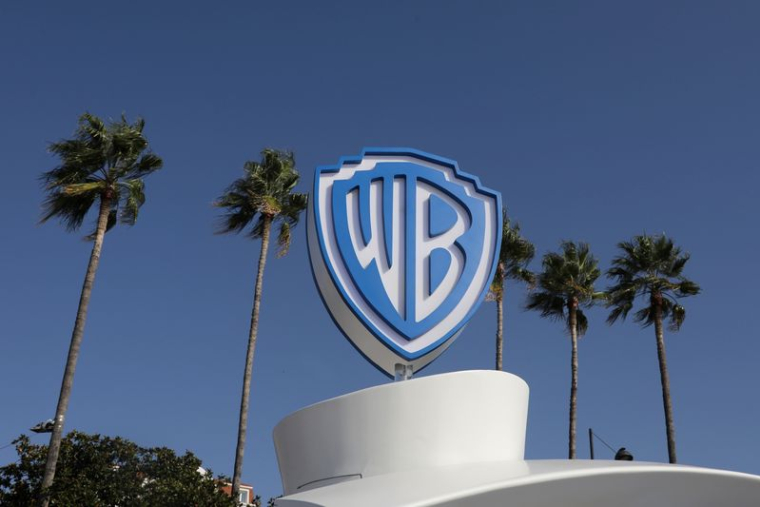 Le logo de Warner Bros lors du marché annuel des programmes de télévision MIPCOM à Cannes