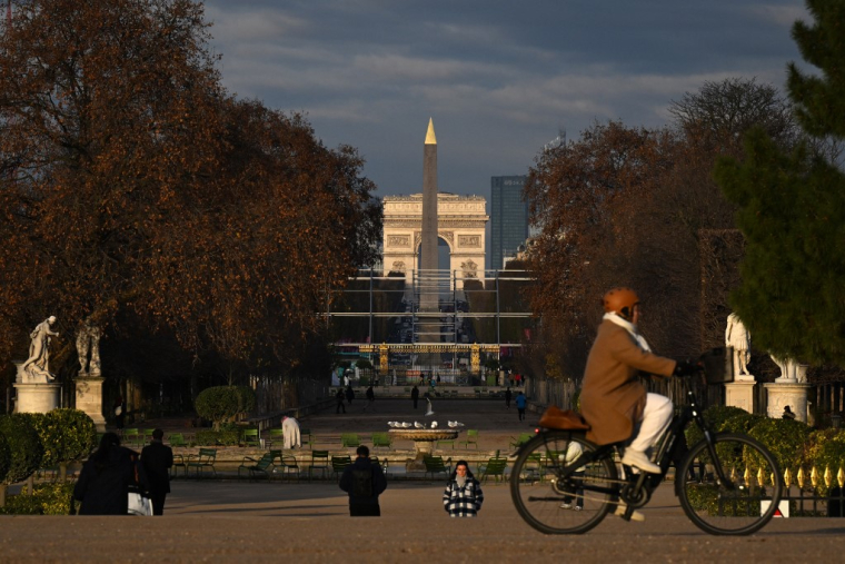 7. Des gens se promènent dans le jardin des Tuileries à Paris, le 29 novembre 2023.  ( AFP / MIGUEL MEDINA )