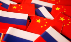 Les drapeaux de la Chine et de la Russie