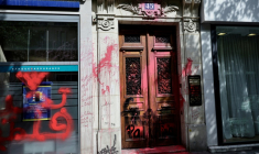 L'entrée des locaux de la compagnie aérienne israélienne El Al à Paris, recouverte de peinture rouge et de tags hostiles, le 7 août 2025 ( AFP / STEPHANE DE SAKUTIN )
