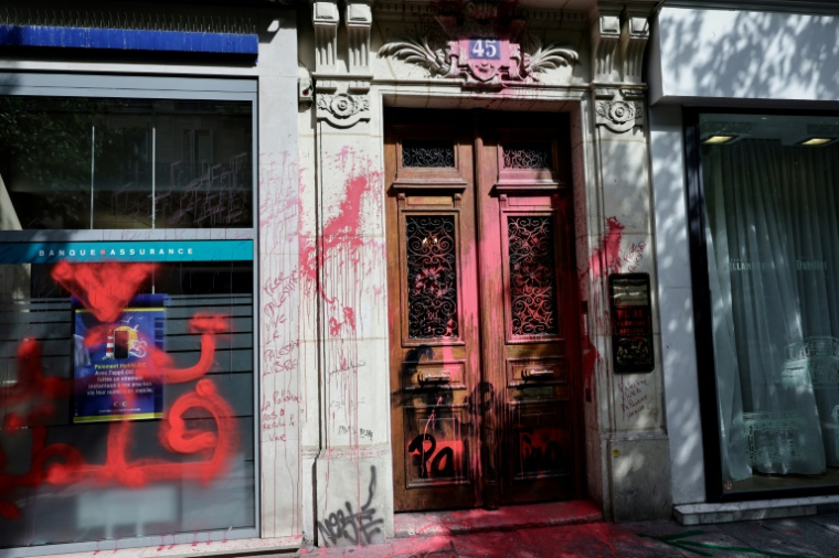 L'entrée des locaux de la compagnie aérienne israélienne El Al à Paris, recouverte de peinture rouge et de tags hostiles, le 7 août 2025 ( AFP / STEPHANE DE SAKUTIN )