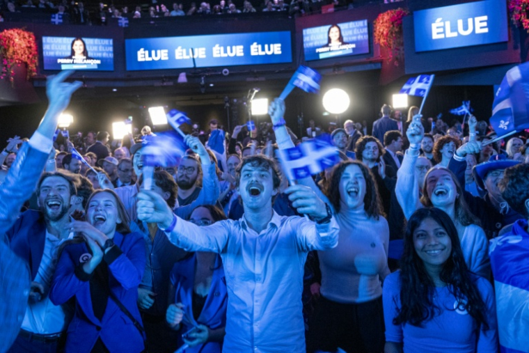 Des partisans du Parti québécois (PQ) célèbrent leur victoire, le 5 octobre 2026 à Montréal, au Québec ( AFP / ANDREJ IVANOV )
