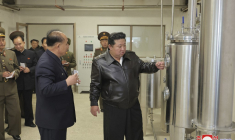 Le dirigeant nord-coréen Kim Jong Un a assisté à un test de performance de drones explosifs dans une usine jeudi 14 novembre, selon l'agence de presse nord-coréenne KCNA. ( KCNA VIA KNS / STR )