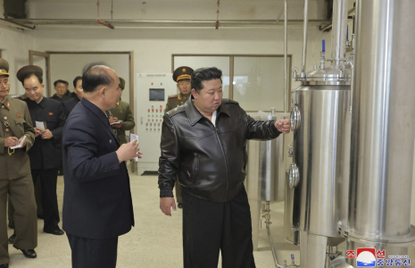 Le dirigeant nord-coréen Kim Jong Un a assisté à un test de performance de drones explosifs dans une usine jeudi 14 novembre, selon l'agence de presse nord-coréenne KCNA. ( KCNA VIA KNS / STR )