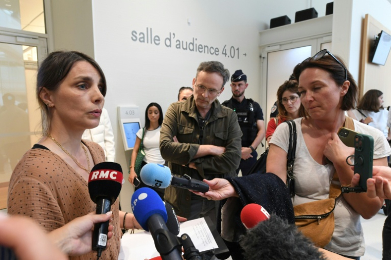 Pénélope Ponchelet (g), mère de l'une des enfants et Manuel Meulenyse, père d'un des cinq enfants, s'adressent à la presse au tribunal de Paris après la relaxe d'un animateur de périscolaire accusé d'agressions sexuelles sur mineurs, le 16 juin 2026 ( AFP / Mehdi FEDOUACH )