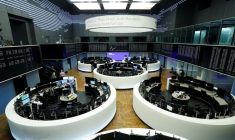 Des traders travaillent à la bourse de Francfort