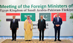Début de la rencontre à Islamabad sur la guerre au Moyen-Orient des ministres des Affaires étrangères pakistanais  Ishaq Dar (2e à droite) turc Hakan Fidan (à droite) saoudien Fayçal ben Farhane (2e à gauche) et égyptien Badr Abdelatty, le 29 mars 2026  ( Pakistan Foreign Ministry / - )