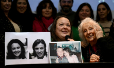 Adriana Metz Romero (à gauche), sœur du "petit-fils 140" retrouvé en Argentine, parle aux côtés d'Estela de Carlotto (à droite), présidente de l'organisation argentine des Grands-Mères de la Place de Mai, lors d'une conférence de presse à Buenos Aires, le 7 juillet 2025 ( AFP / Luis ROBAYO )